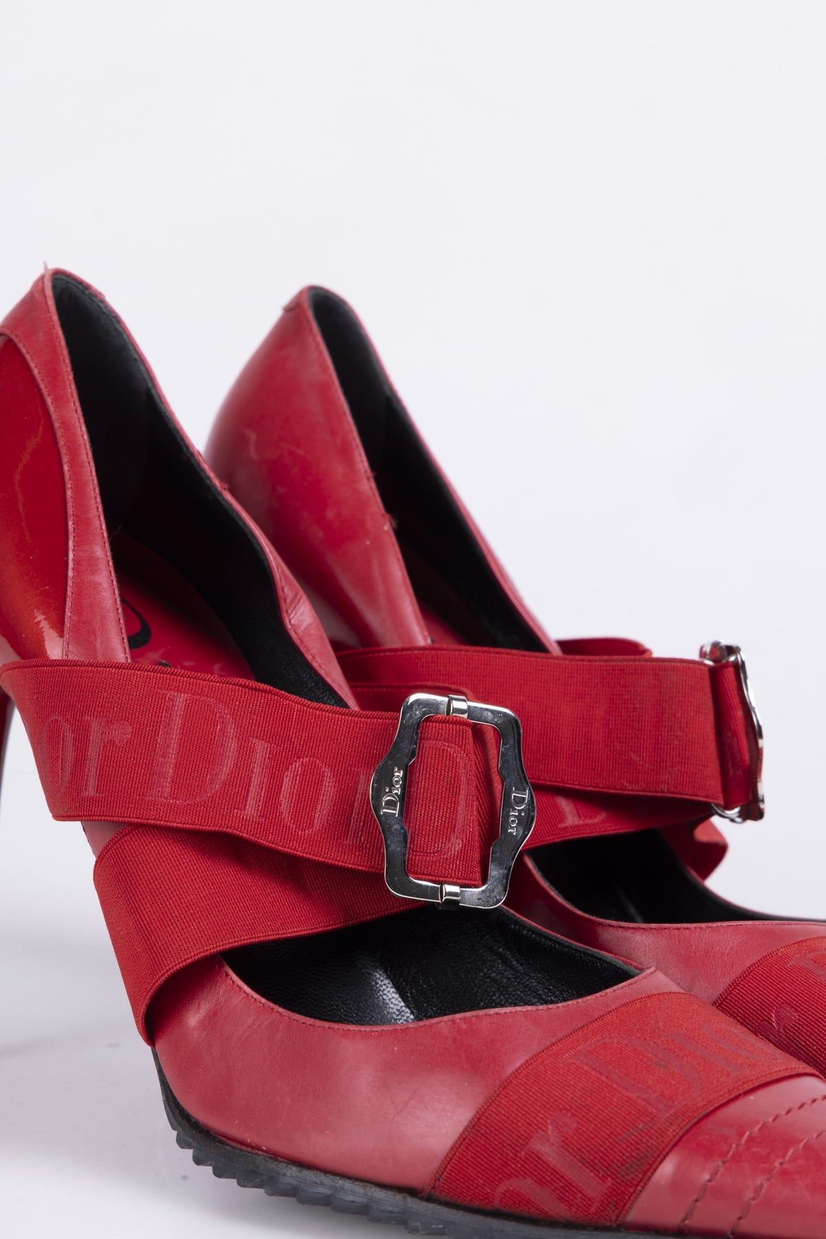 Dior kırmızı bandajlı stiletto — logo detayı
